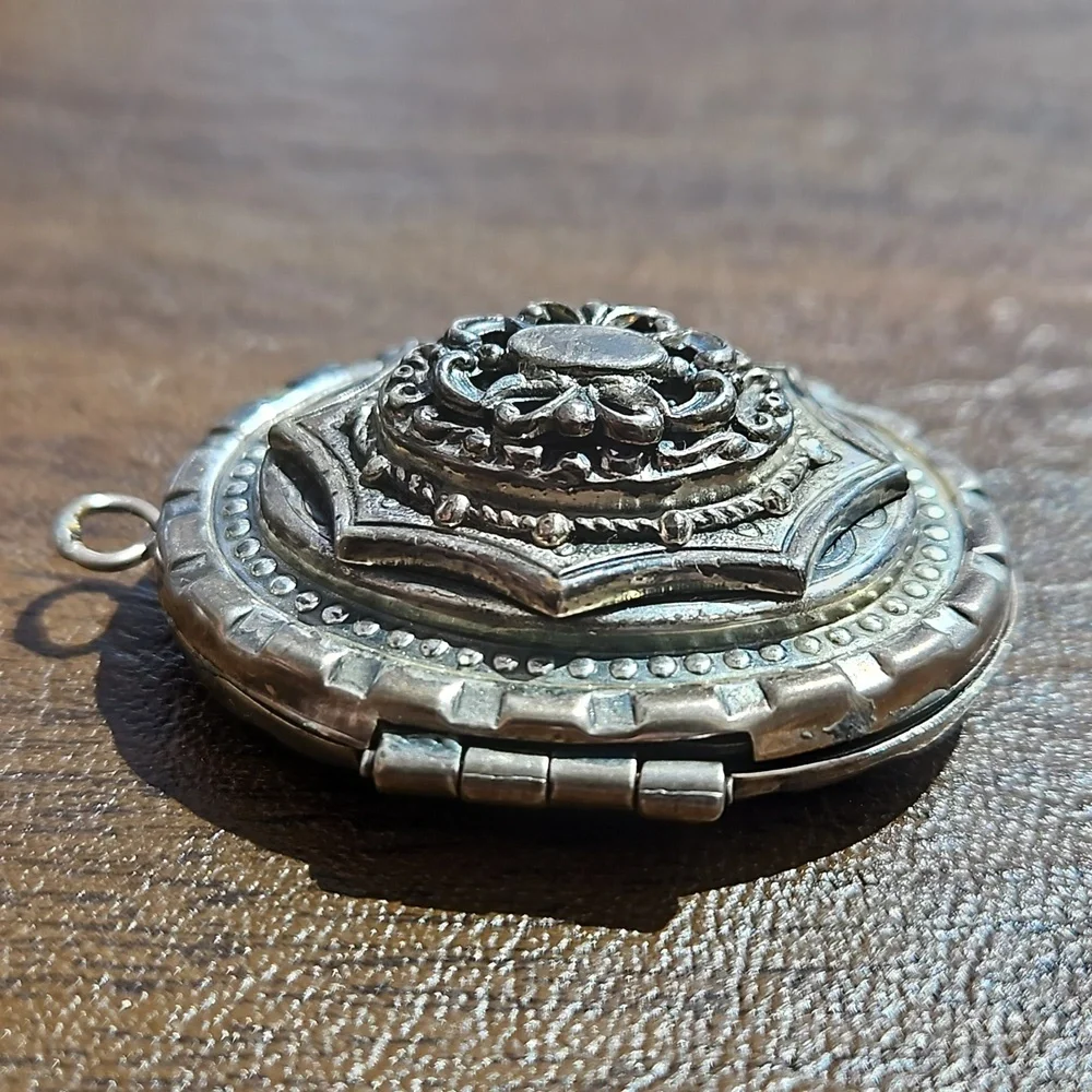 Vintage Intricate Locket - Picture 4 of 6